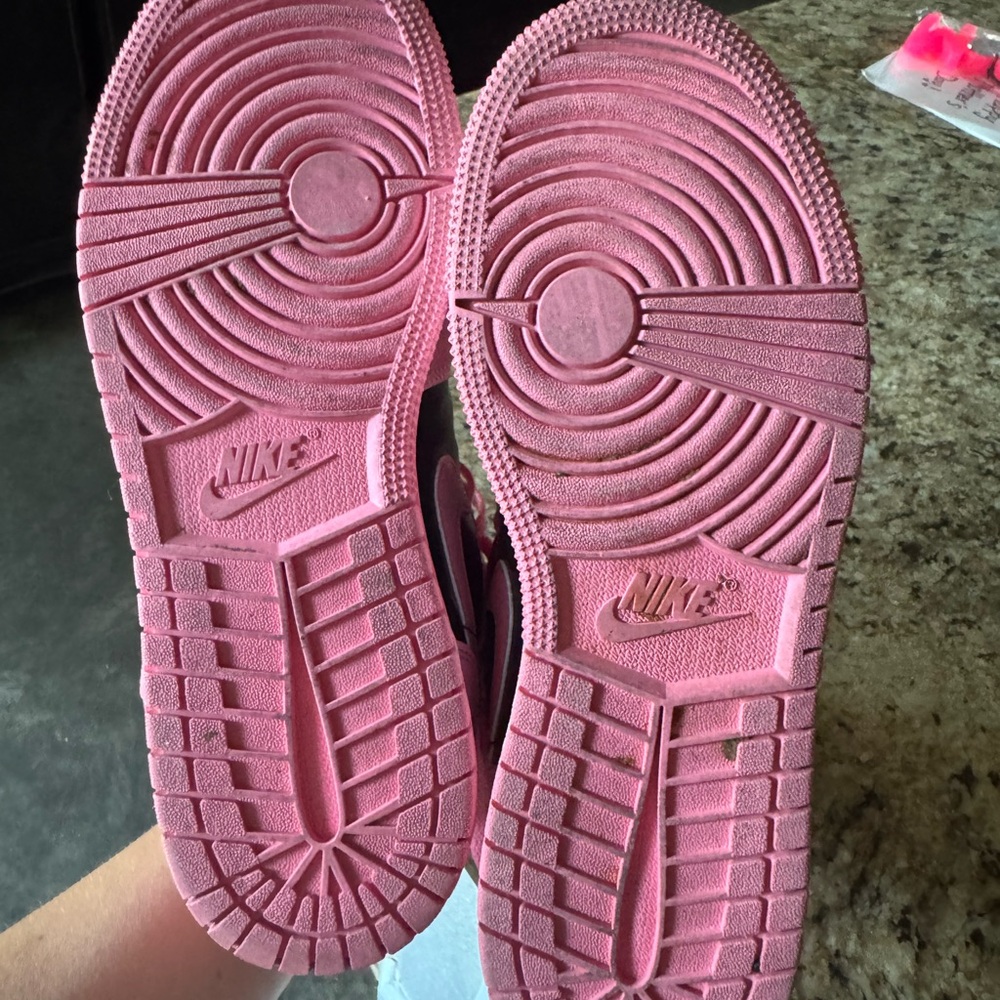 Nike Women's or kids  Pink and Black Sneakers - Picture 3 of 4